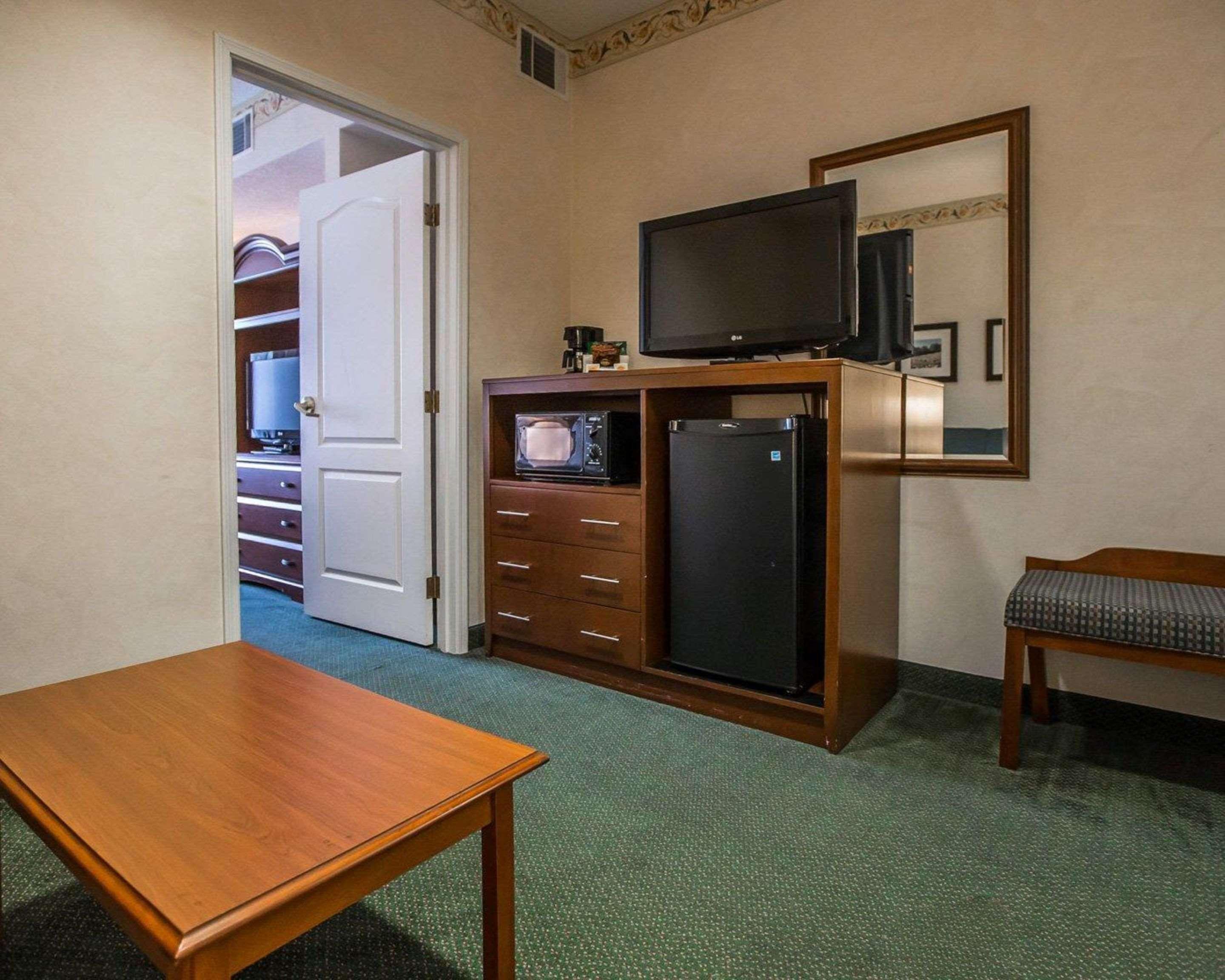 Quality Inn & Suites Dixon Near I-88 Exteriör bild