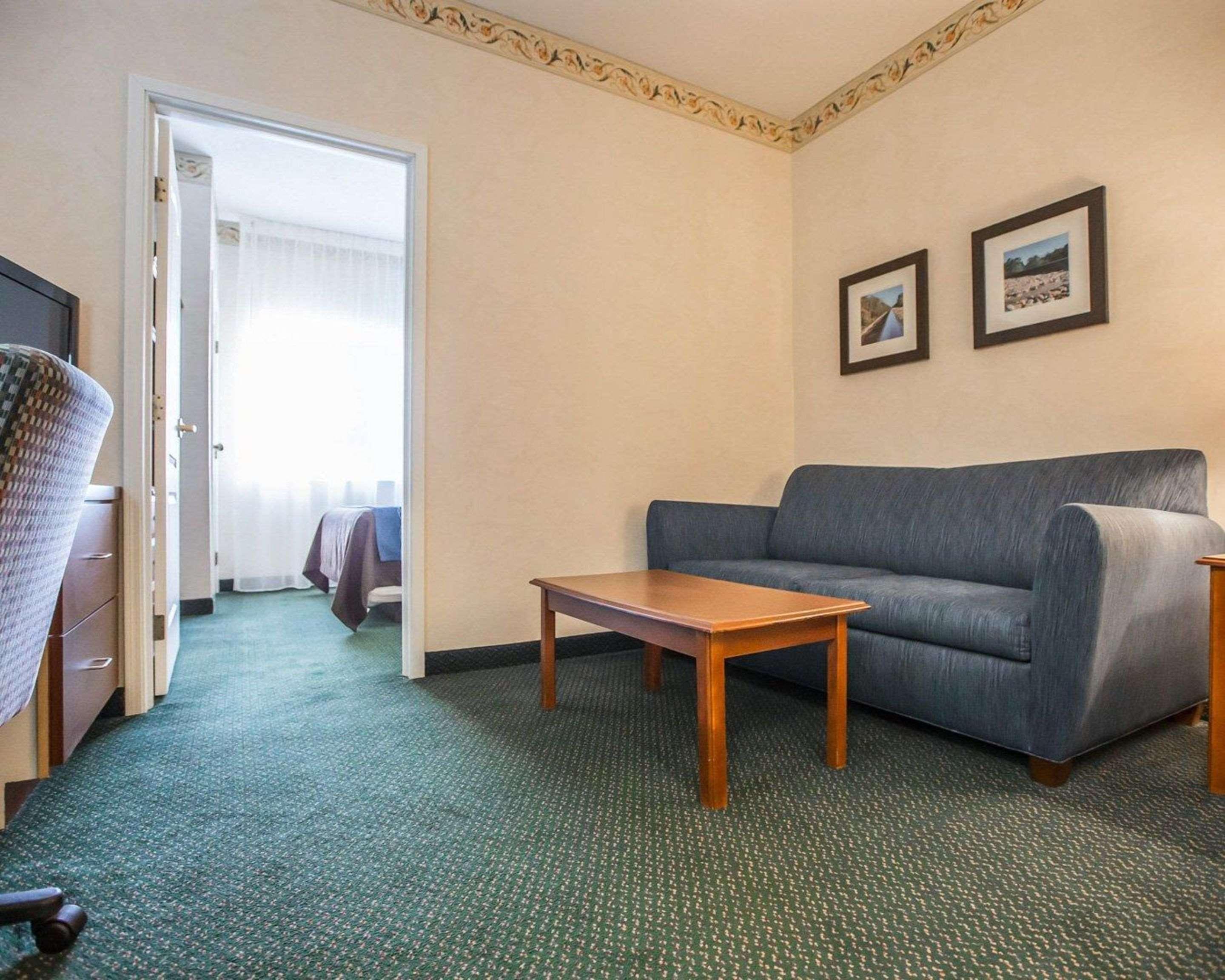 Quality Inn & Suites Dixon Near I-88 Exteriör bild