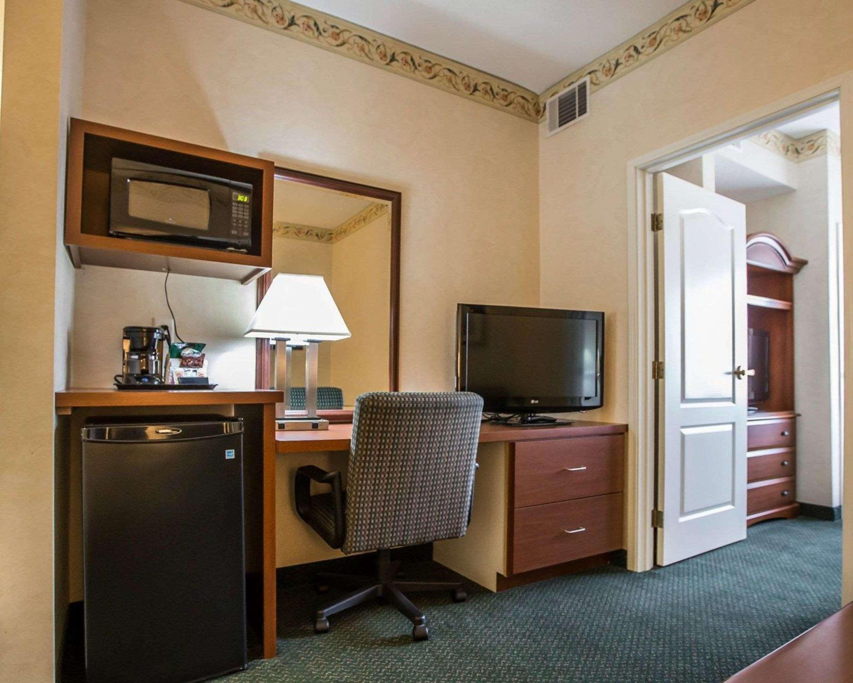 Quality Inn & Suites Dixon Near I-88 Exteriör bild